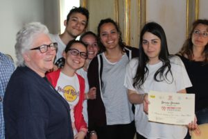 La Sig.ra Bernardini premia la prima Squadra Classificata (IIS Elena di Savoia - Bari)