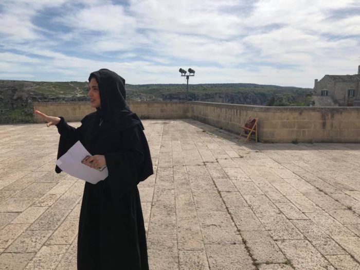 La Badessa Eugenia spiega alla squadra che la visita, quale sarà la sua prova