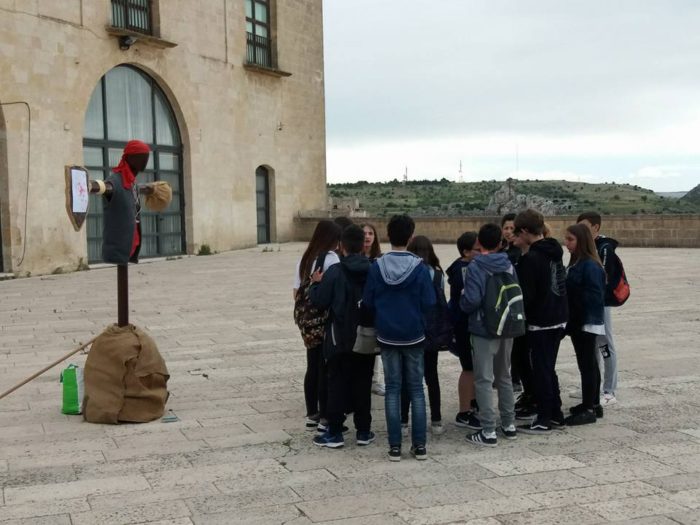 Una squadra di studenti di scuola media si prepara alla prova della giostra del Saracino