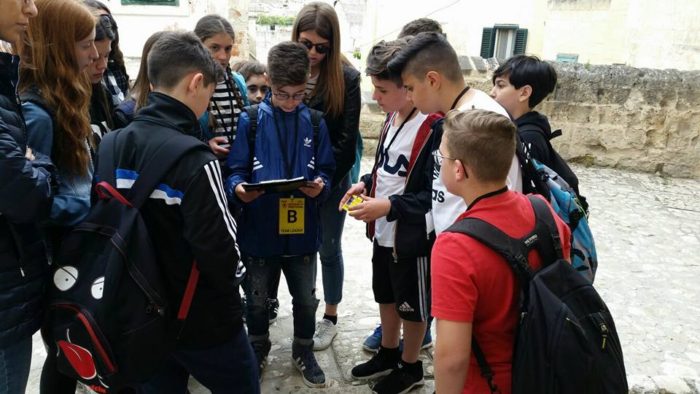 Un giovane team leader, spiega il gioco ai partecipanti