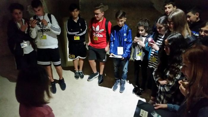 Una squadra di studenti di scuola media, assiste a ciò che accade nella stanza della mente