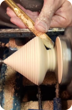 Massimo Casiello al lavoro al tornio realizza uno strummolo, l'antica trottola a corda
