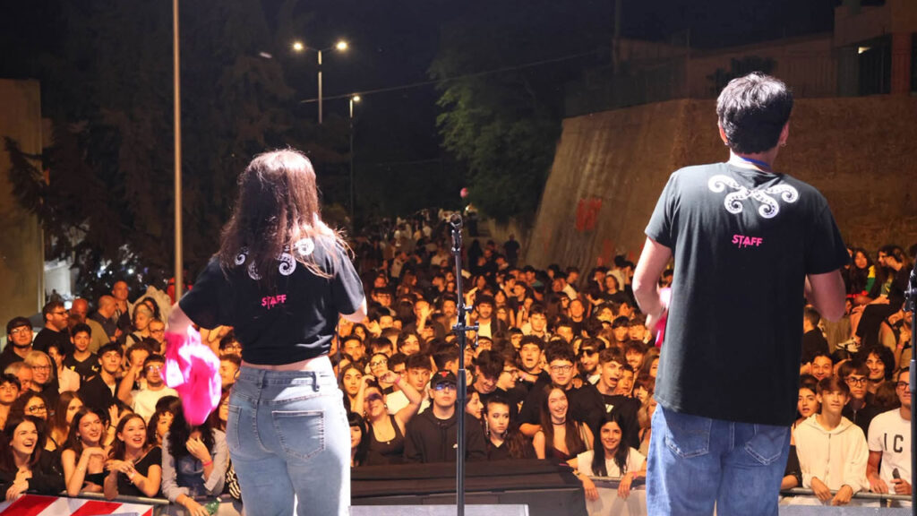 Una folla di 500 ragazzi, provenienti da tutta la Basilicata, ascolta le parole dei giovani Peer Educator, durante l'edizione 2026 di Polifest.
